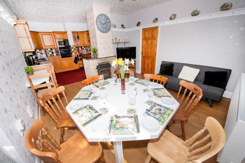 The Bungalow At Seaway'S, Sleeps 11 + Driffield Exterior photo